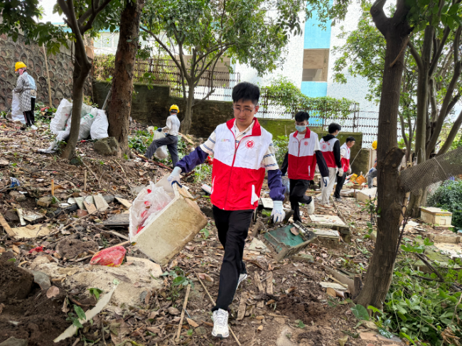 博达志愿者开展居民楼旁山边杂草杂物.jpg