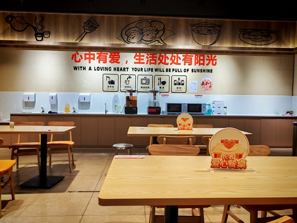 参加活动的商家门口张贴爱心商家标识 (2).jpg