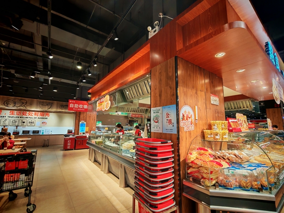 参加活动的商家门口张贴爱心商家标识 (4).jpg