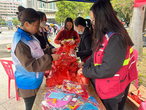 富城社区--“浓情元宵，暖心送汤圆”活动 (1).jpg