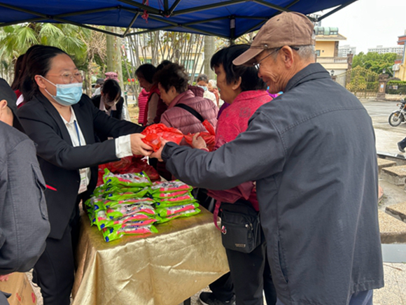 富城社区--“浓情元宵，暖心送汤圆”活动 (4).jpg