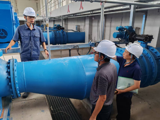 台山市城乡供水有限公司员工在送水泵房做通水开泵前的技术调试