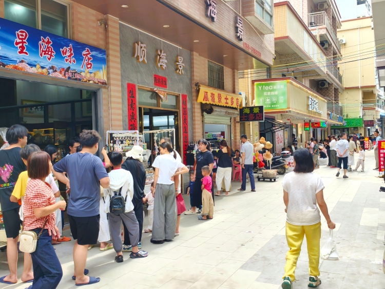 各地游客带动尾角湾餐饮商铺消费，供销两旺。.jpg