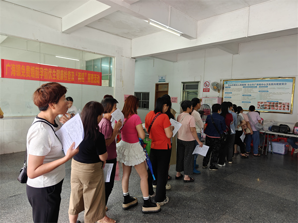 现场有序排队登记.jpg