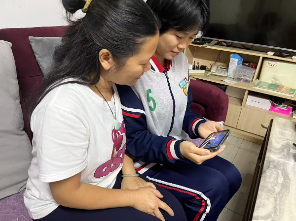 台山市武溪中学家庭教育观看照片3.jpg