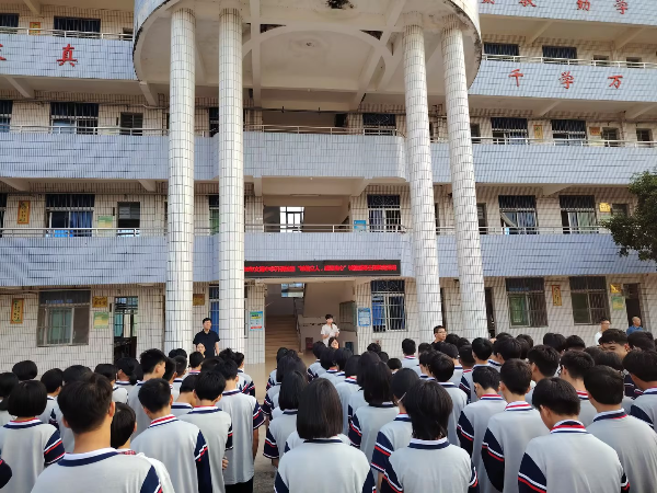 5.文海中学国旗下讲话.jpg