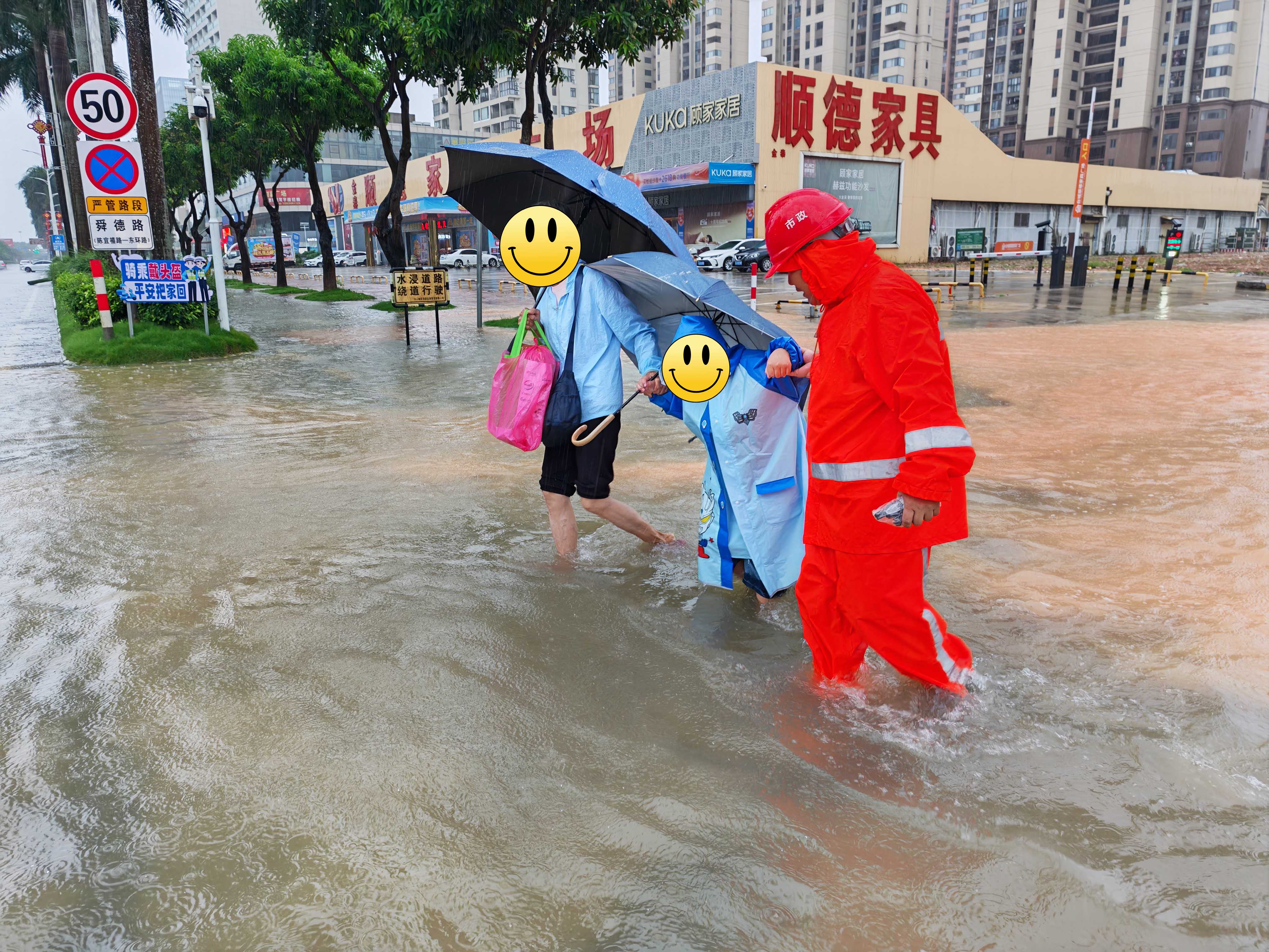 帮助市民通过积水区域 (2).jpg