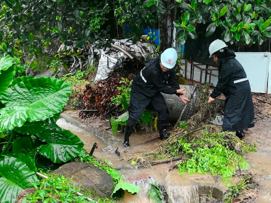 强降雨期间做好管辖区域疏通排堵安全生产工作(2).jpg