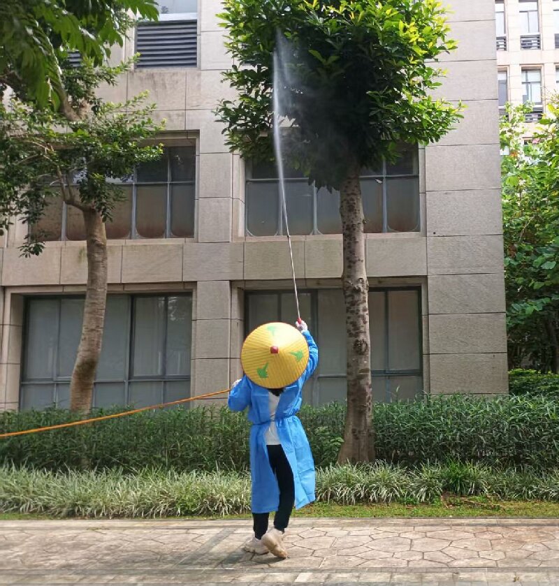 工业新城消杀人员对园区绿化带开展消杀(2).jpg