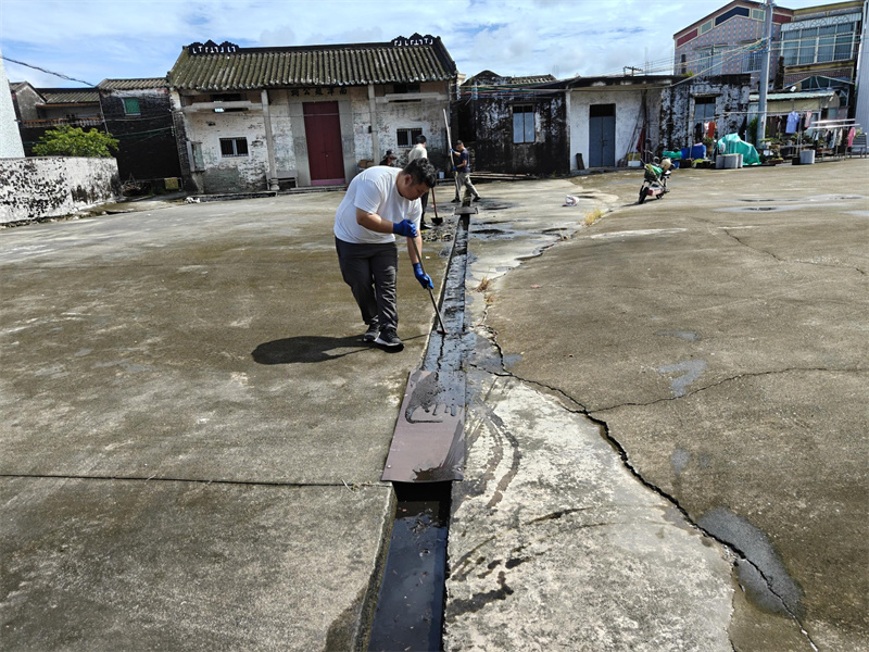 1排水渠淤塞清理.jpg