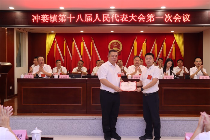 图18-林霖同志为庞海滨同志颁发当选证.JPG