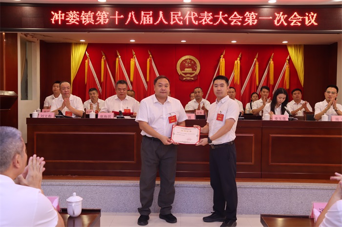 图19-林霖同志为李伟彬同志颁发当选证.JPG