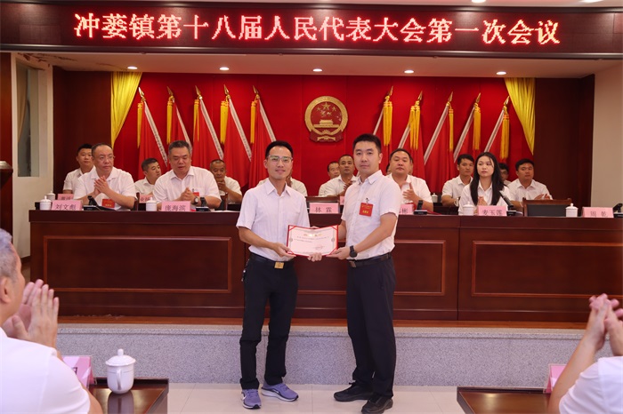 图20-林霖同志为周乾同志颁发当选证.JPG