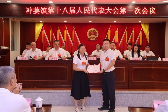 图21-林霖同志为伍云英同志颁发当选证.JPG