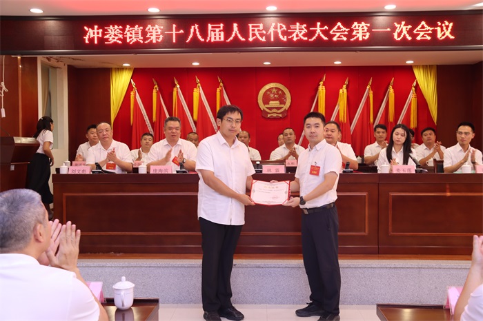 图22-林霖同志为郭智跃同志颁发当选证.JPG