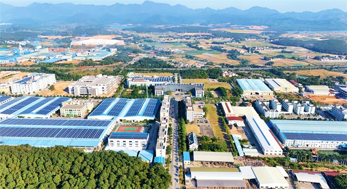 冲蒌镇坚持制造业当家，科学规划千亩园区，聚焦新一代信息技术、先进材料等龙头产业，打造好红岭工业园区产业发展平台。.jpg