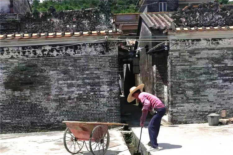 联兴石背村小组长在清理排水沟垃圾.jpg