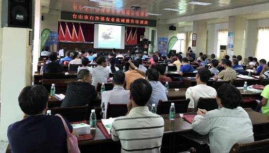 我市在白沙镇举办水稻种植全程机械化推广现场会及农机安全生产培训班 