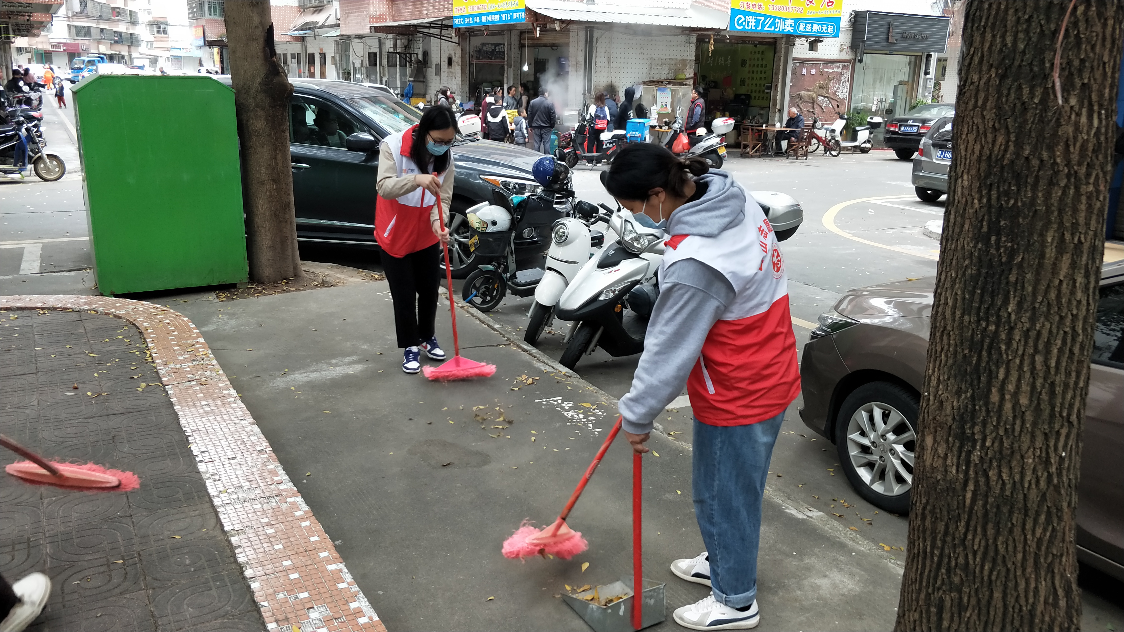马路干道的逐一清扫,重点清扫塑料袋,树叶,烟头,菜市场残留等垃圾